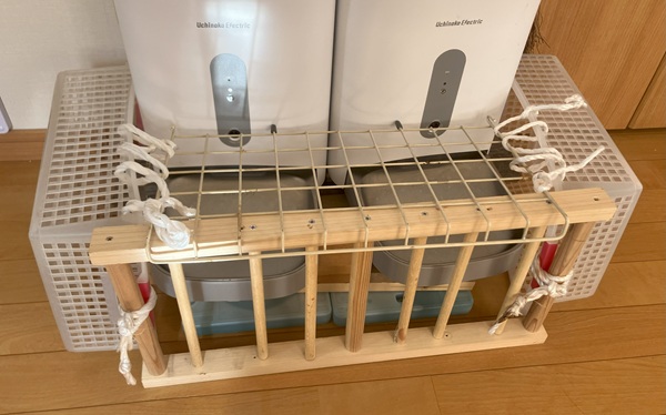給餌機の柵